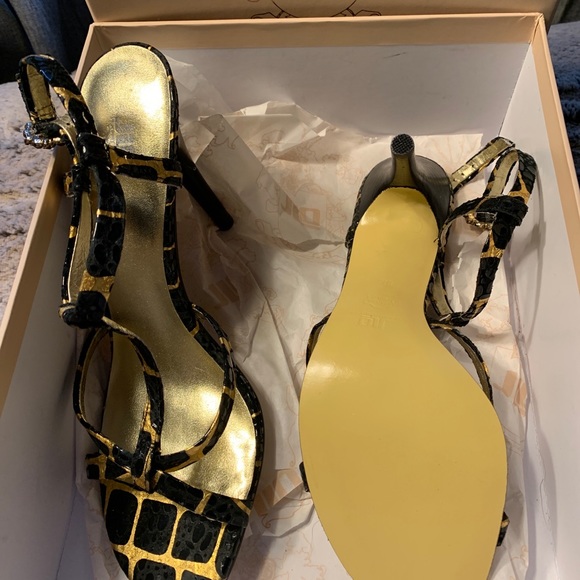 NIB JLo animal print heels. Size 8 - Picture 3 of 4
